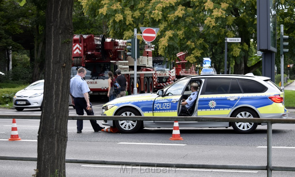 Koelner Seilbahn Gondel blieb haengen Koeln Linksrheinisch P688.JPG - Miklos Laubert